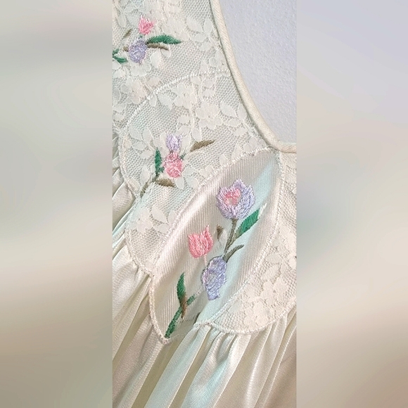 Vintage Lace 2 Piece Nylon Long Night Gown w Robe Set Embroidered Vanity Fair - Picture 2 of 15